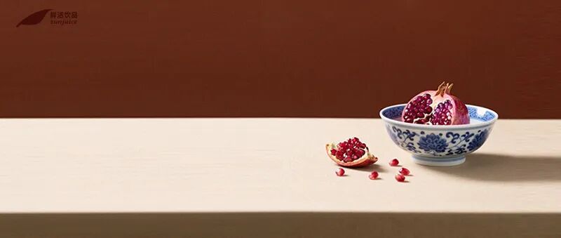 一捧丹榴凝艷色，一口咬透整季甜